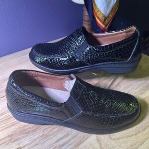 Elegant Black Textured Loafers